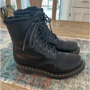 1460 Serena Dr. Martens Black 8-hole Leather Boots Faux Fur Lined Women’s 7 EUC
